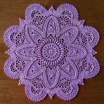 tovagliolo all'uncinetto viola