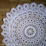 decorazione fotografica con tovagliolo a filetto all'uncinetto