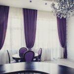 tende viola sulla cornice del soffitto