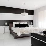 Camera da letto elegante con tende bianche