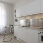 Disposizione lineare della cucina bianca