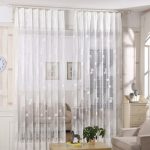 Tende bianche con ornamento sulla porta
