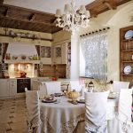 Tovaglia di lino sul tavolo da pranzo