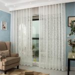 Tende luminose su una cornice nascosta