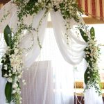 Bellissima composizione di tulle e fiori artificiali