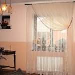Due tende di tulle bianco su una finestra