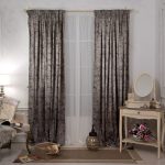Decorazione della finestra nella camera da letto di una donna