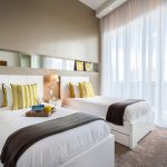 Camera da letto per due bambini con ampia finestra