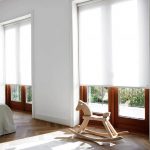 Camera da letto con tende a rullo bianche