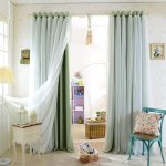 Tulle leggero sopra la tenda verde