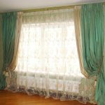 Tulle di organza su una finestra con doppie tende