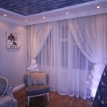 Esempio di decorazione di una finestra del soggiorno con tende in tulle