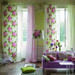 Grandi fiori sulle tende del soggiorno