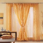 Bellissime tende con ornamenti dorati