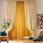 Tende gialle e beige sulla porta