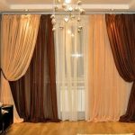 Decorazione asimmetrica delle finestre con tende di diversi colori