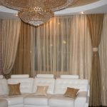 Divano bianco con rivestimento in pelle