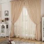 Tende di tulle beige sulla porta del giardino
