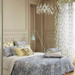 Tessuti colorati nell'arredamento della camera da letto