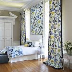 Tende luminose in una camera da letto in stile inglese