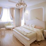 Camera da letto luminosa in stile classico