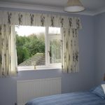 Decorare la finestra della camera da letto con tende corte