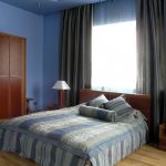 Decorare la finestra della camera da letto con tende in tessuto spesso