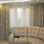 Divano nel soggiorno con rivestimento in pelle