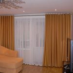 Decorare una finestra nell'ingresso con delle belle tende