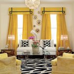 Tende gialle in una stanza con pareti beige