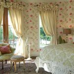 Interno della camera da letto con carta da parati floreale