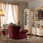 Mobili in legno con decorazioni dorate