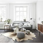Pelle sul pavimento di un soggiorno in stile scandinavo
