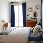 Tende blu in una piccola camera da letto