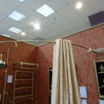Tenda beige su cornice ad arco