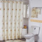Suddivisione in zone di un bagno combinato con tenda in tessuto