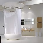Vasca da bagno rotonda con tenda bianca