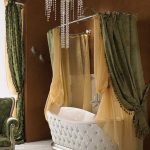 Tende spesse sopra il bagno in una casa privata
