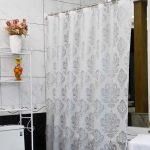 Tenda corta con monogrammi in bagno