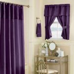 Tessuti viola nell'arredamento del bagno
