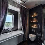 Tende scure nel design del bagno