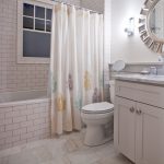 Progettazione del bagno con finestra nel muro