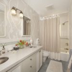 Progettazione del bagno con due lavandini