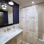 Grande specchio sopra il lavandino del bagno