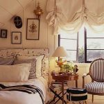 Camera da letto con tende alla francese alla finestra