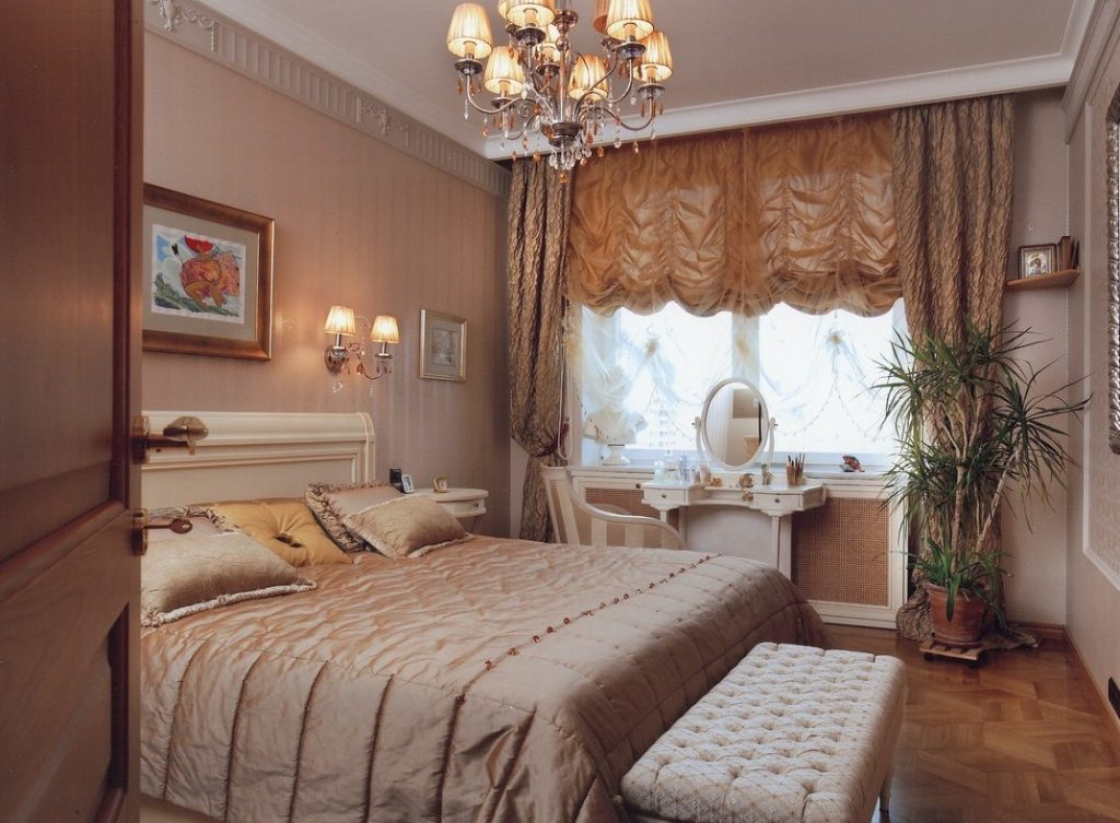 Tende francesi in una camera da letto in stile classico