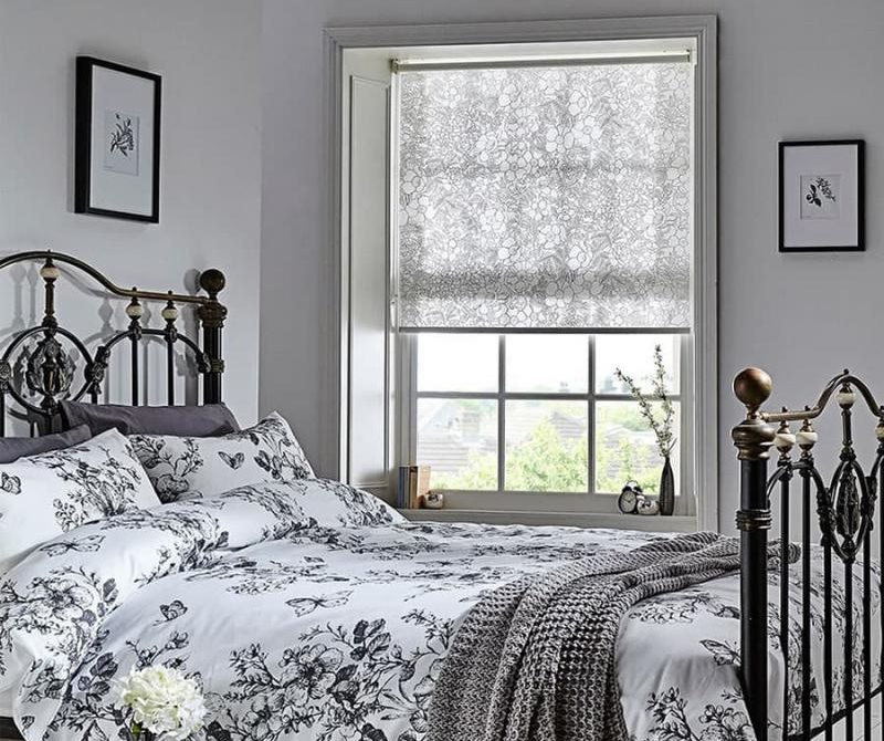 Interno della camera da letto con tenda a rullo in cotone