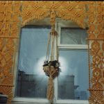 Decorazione originale delle finestre in una casa di campagna