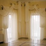 Interessante il design delle aperture delle finestre con l'utilizzo di piccole cornici forgiate