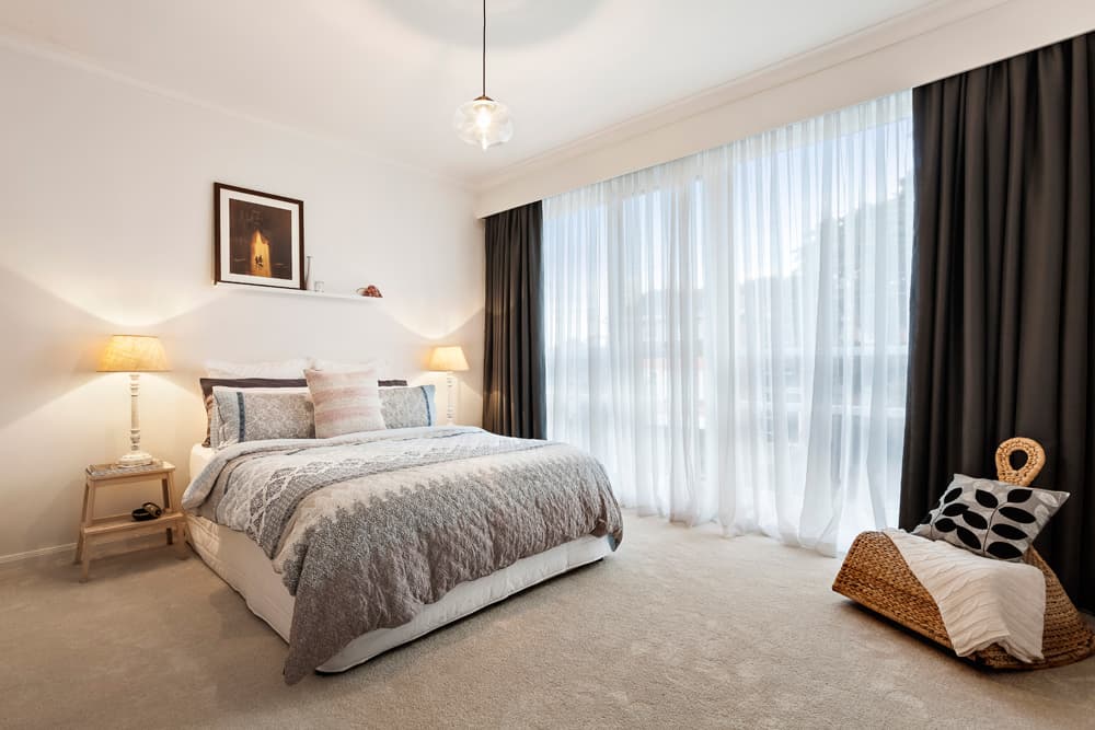 come scegliere la lunghezza delle tende in camera da letto